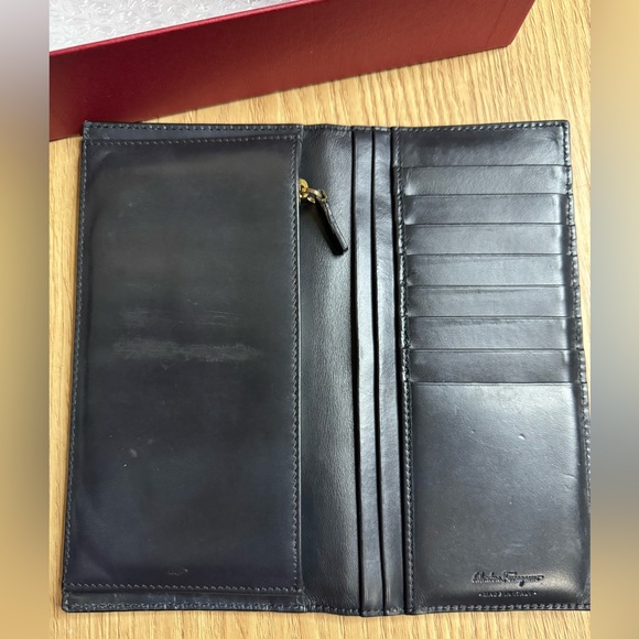 ✨SALVATORE FERRAGAMO LEATHER BIFOLD W/ BOX✨ - Picture 6 of 12